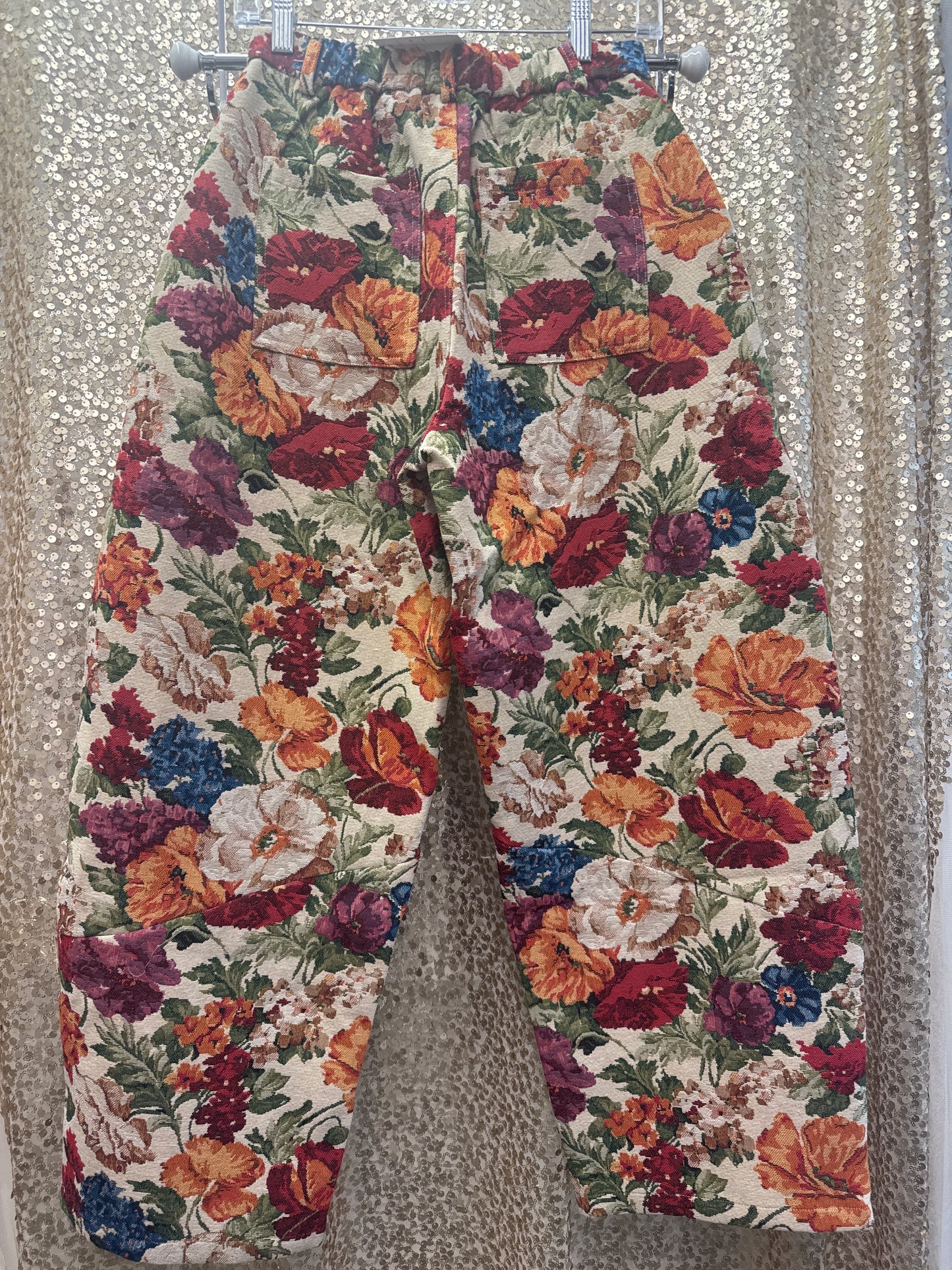 D&D BARREL STYLE TAPESTRY FLORAL