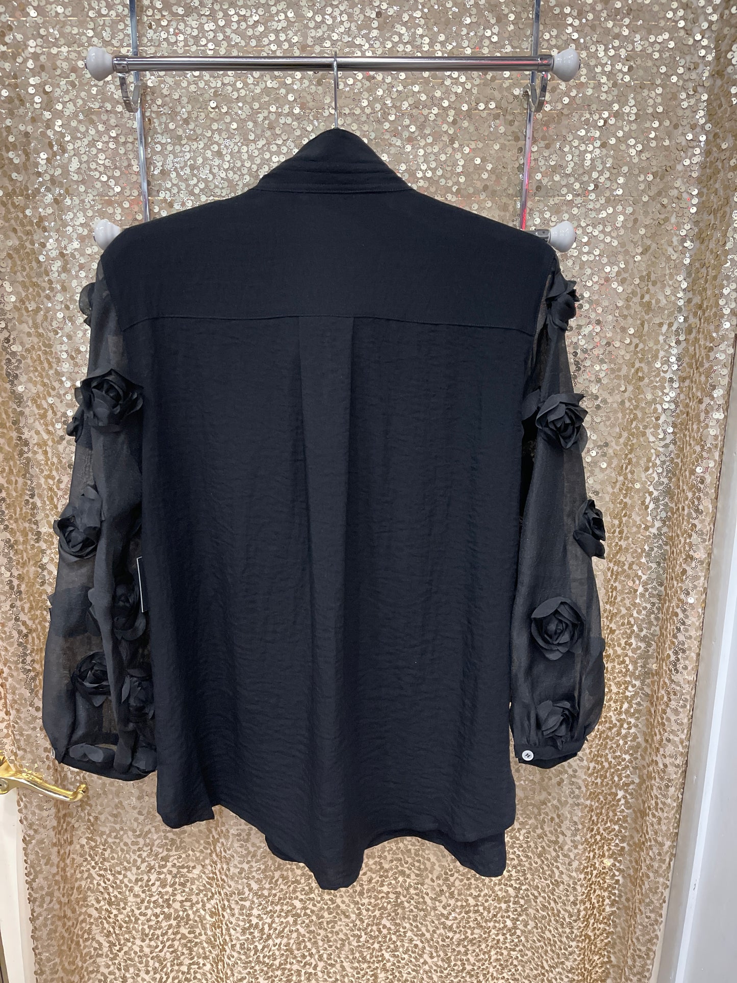JM WIRE COLLAR BUTTON FRONT 3D ROSETTE ELEEVE