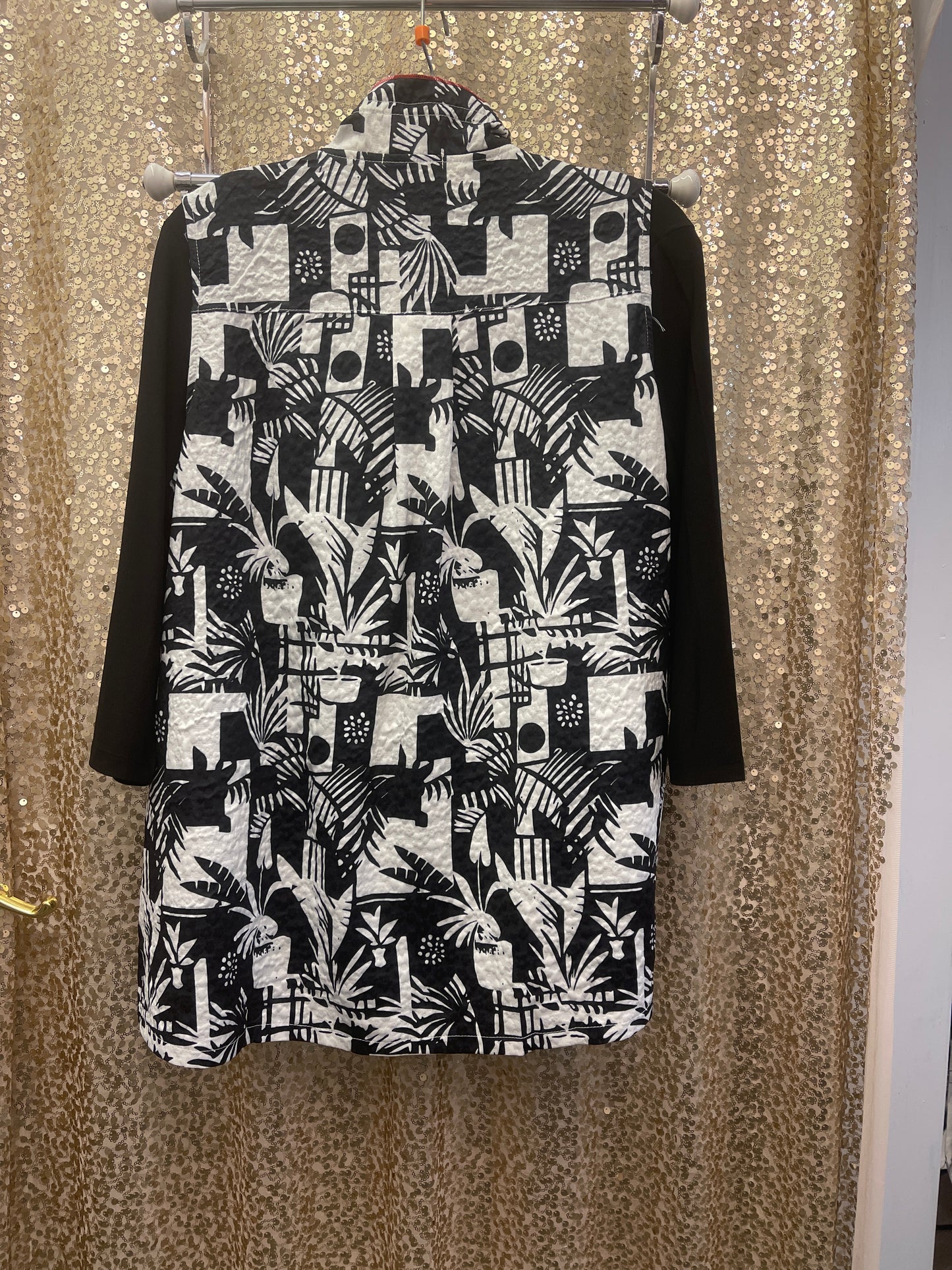 CREATIONS BLK/WHITE SET RED TRIM AND BLK 3/4 SLEEVE TOP