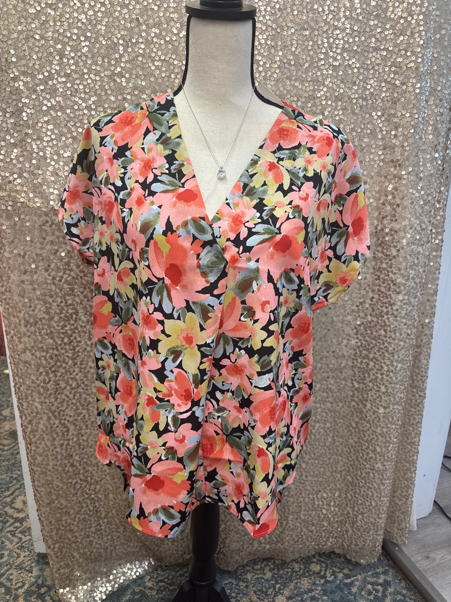 FSL PINK/BLK FLORAL PRINT TOP HI/LOW VNECK RELAXED FIT