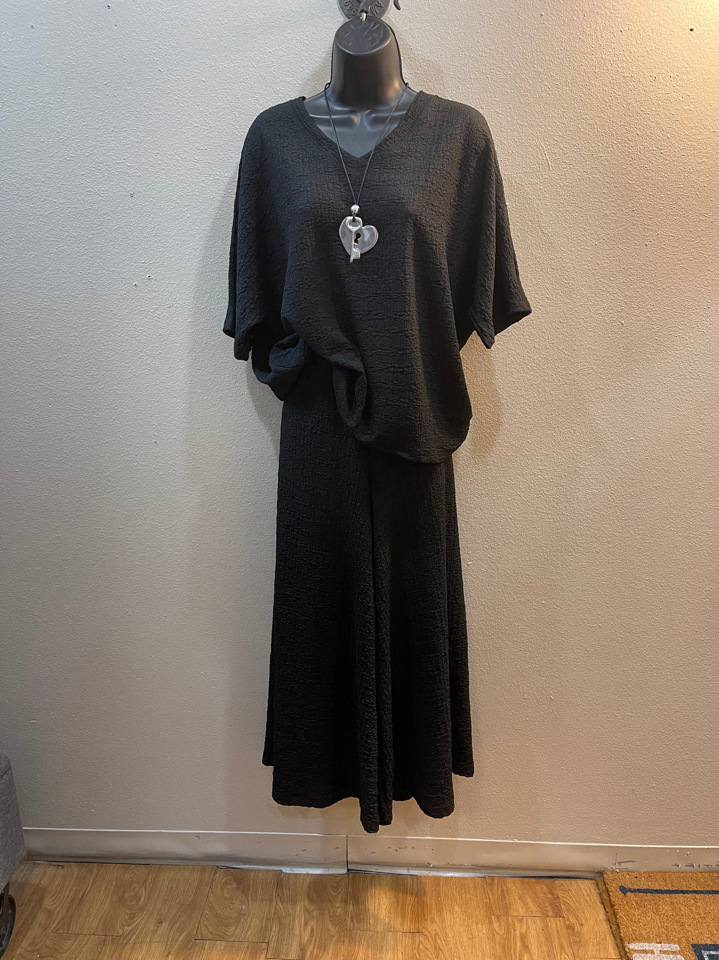 INOAH BLACK V NECK ELBOW LNGTH SLVS