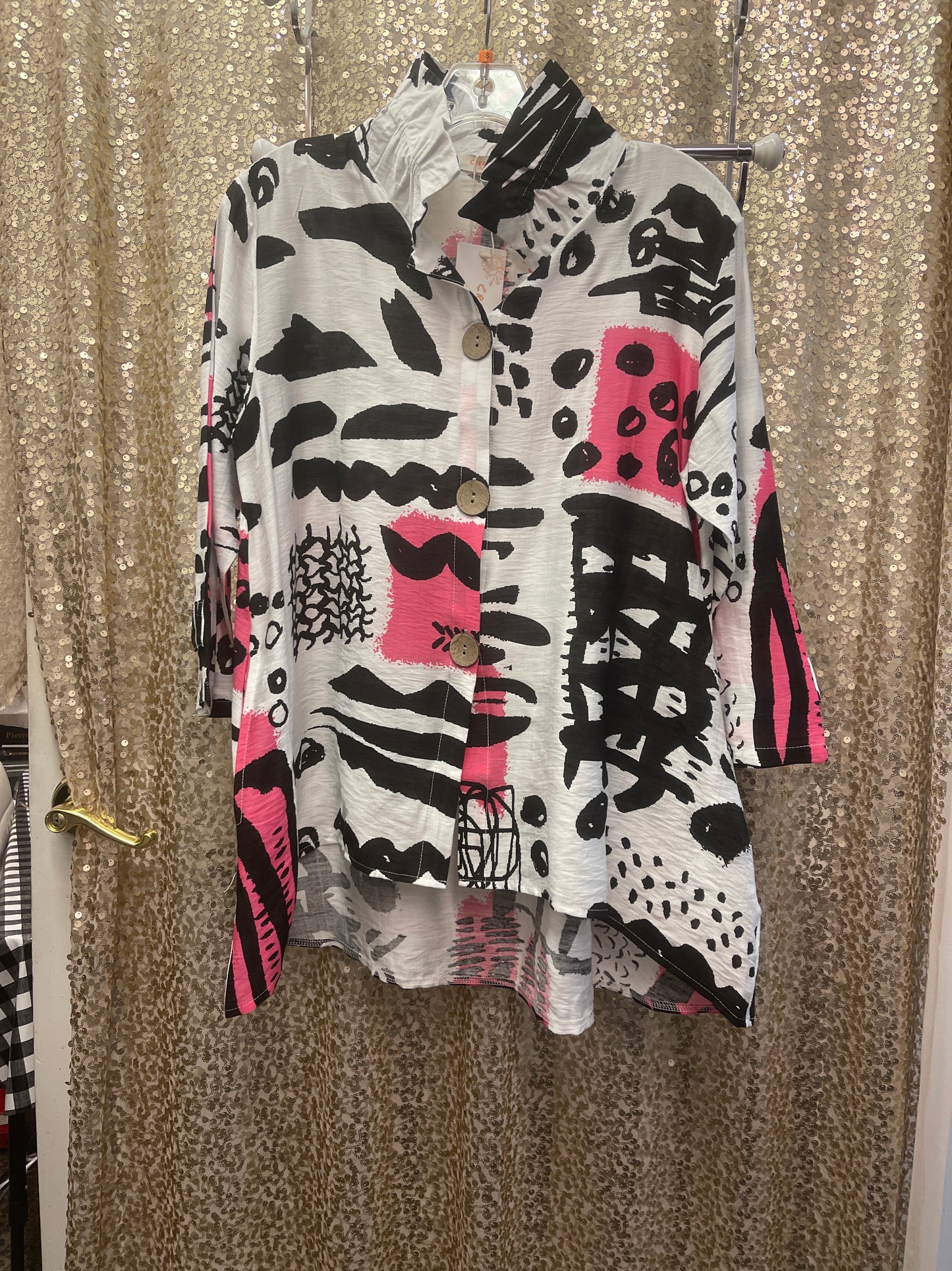CREATIONS SCRIBBLE BUTTON FRONT WIRE COLLAR TOP