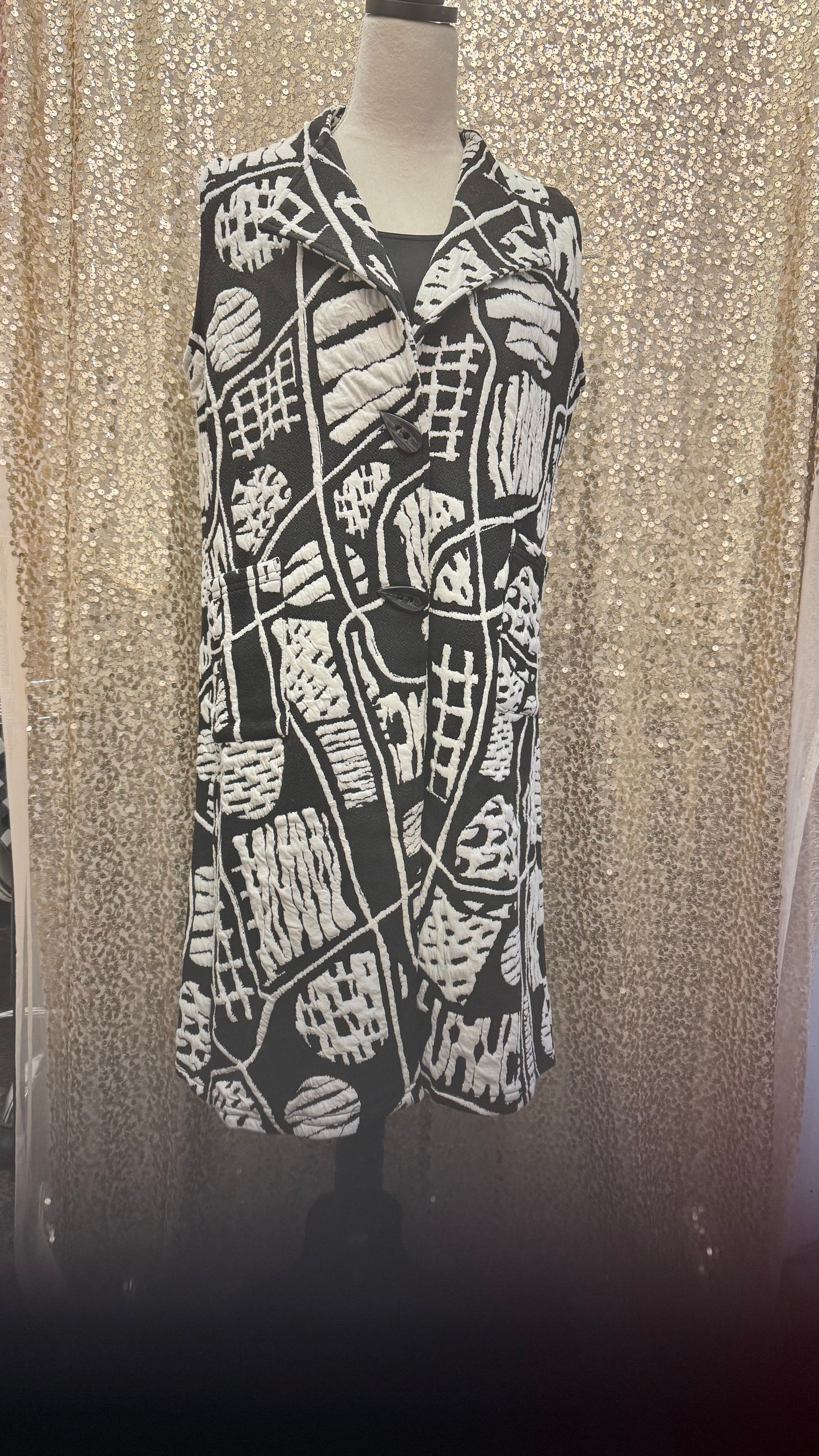 CREATIONS LONG BL/WH VEST