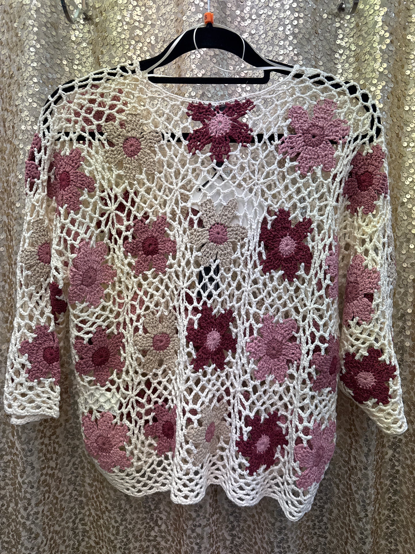 CB CARNATION CROCHETED TOP WITH FLOWERS