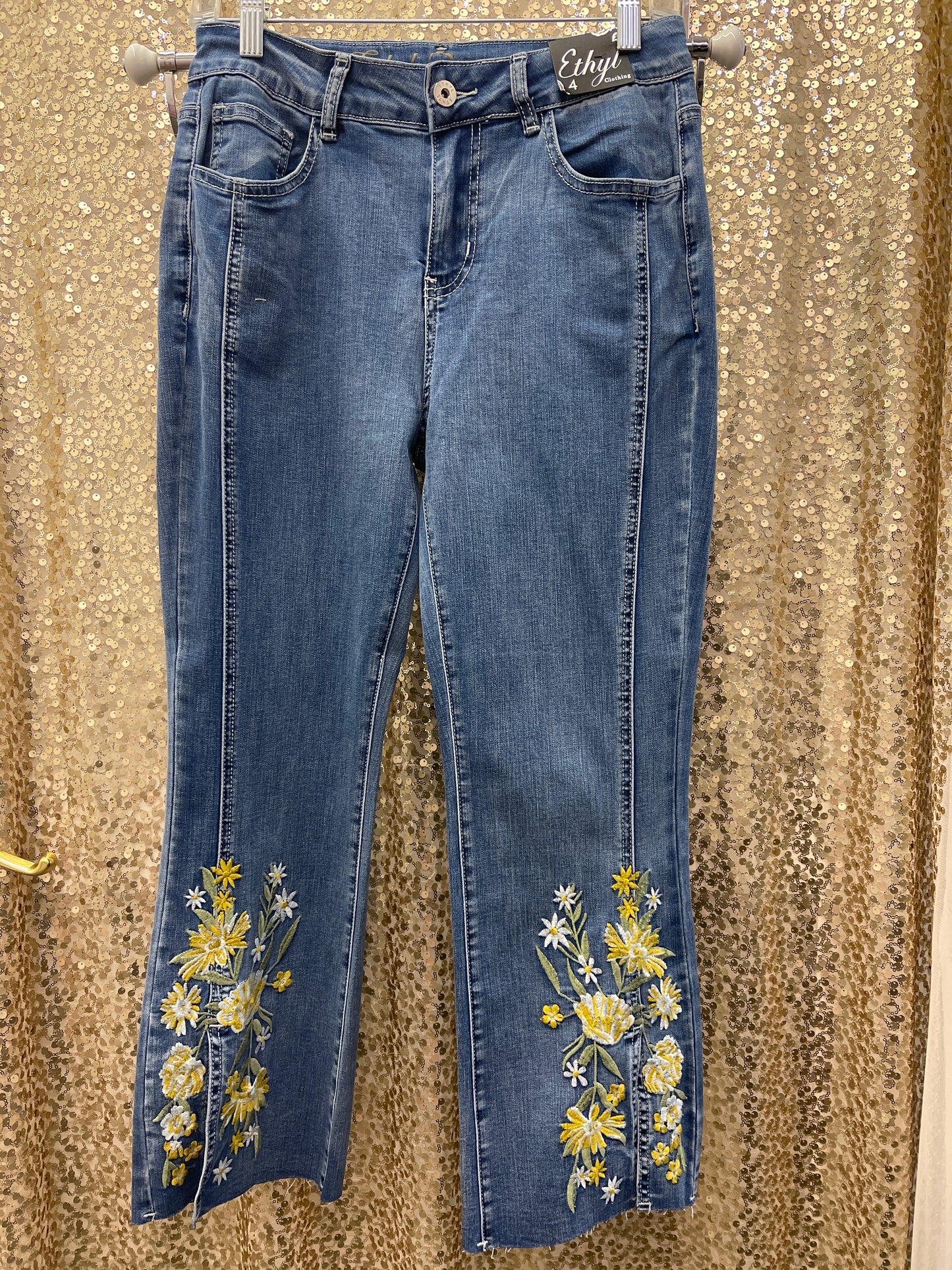 ETHYL ZIPPER CAPRI W/EMBROIDERY