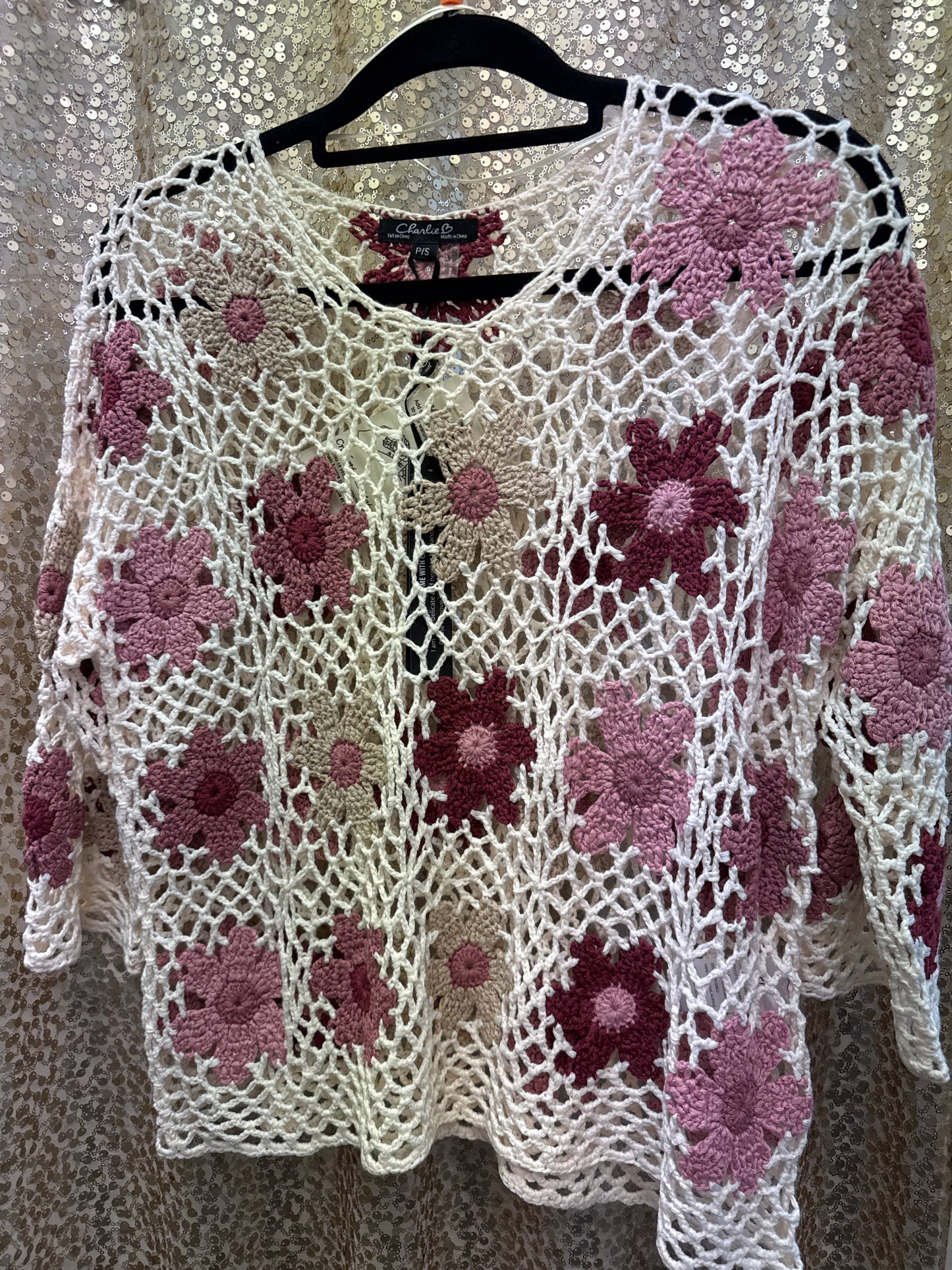 CB CARNATION CROCHETED TOP WITH FLOWERS