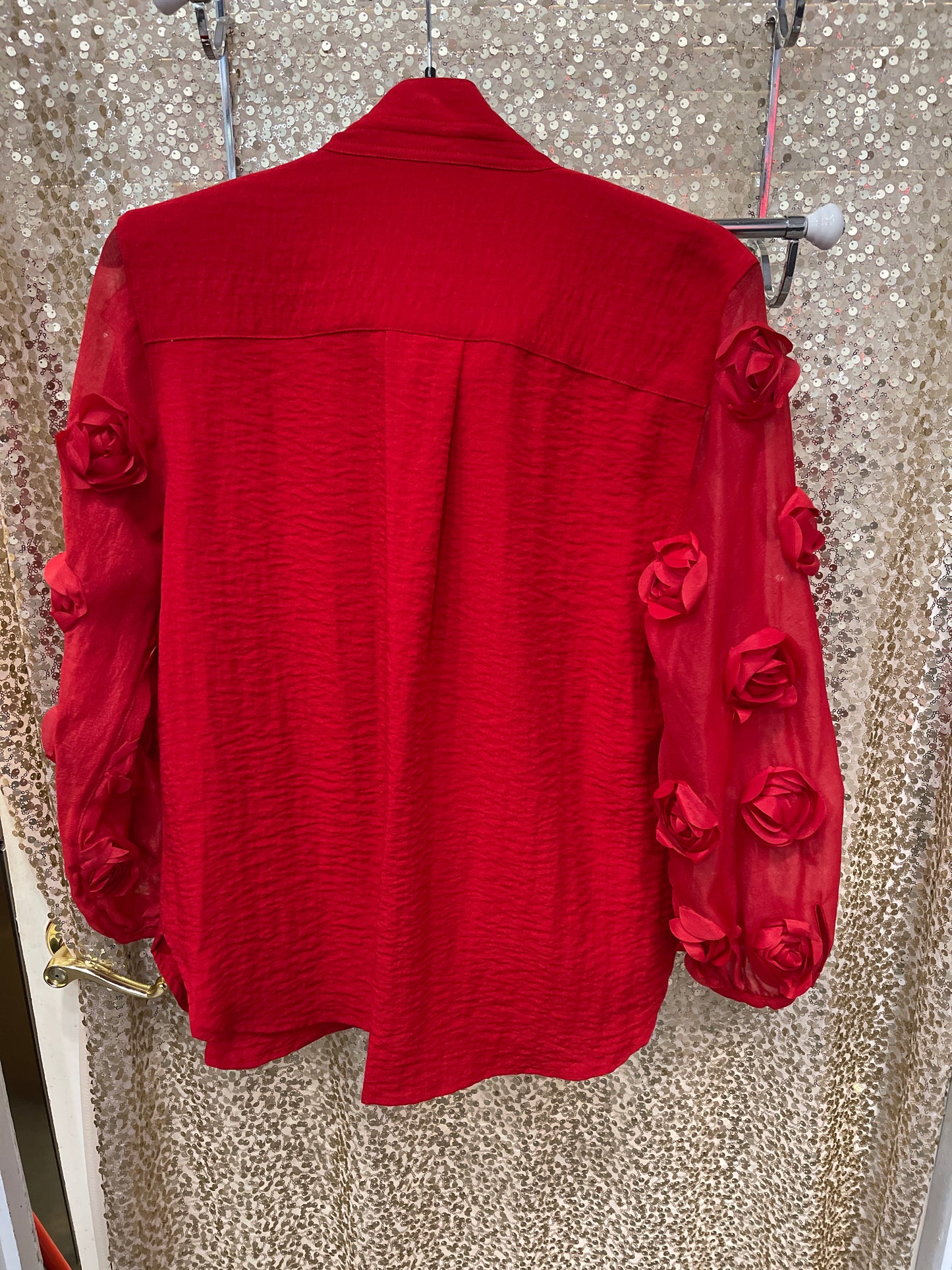 JM WIRE COLLAR BUTTON FRONT 3D ROSETTE ELEEVE