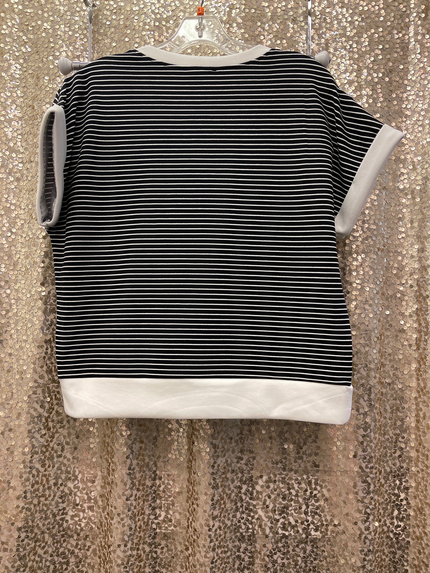 ORLY BLK/WHITE STRIPE TOP TRIMMED IN WHITE W/WHITE FLOWER