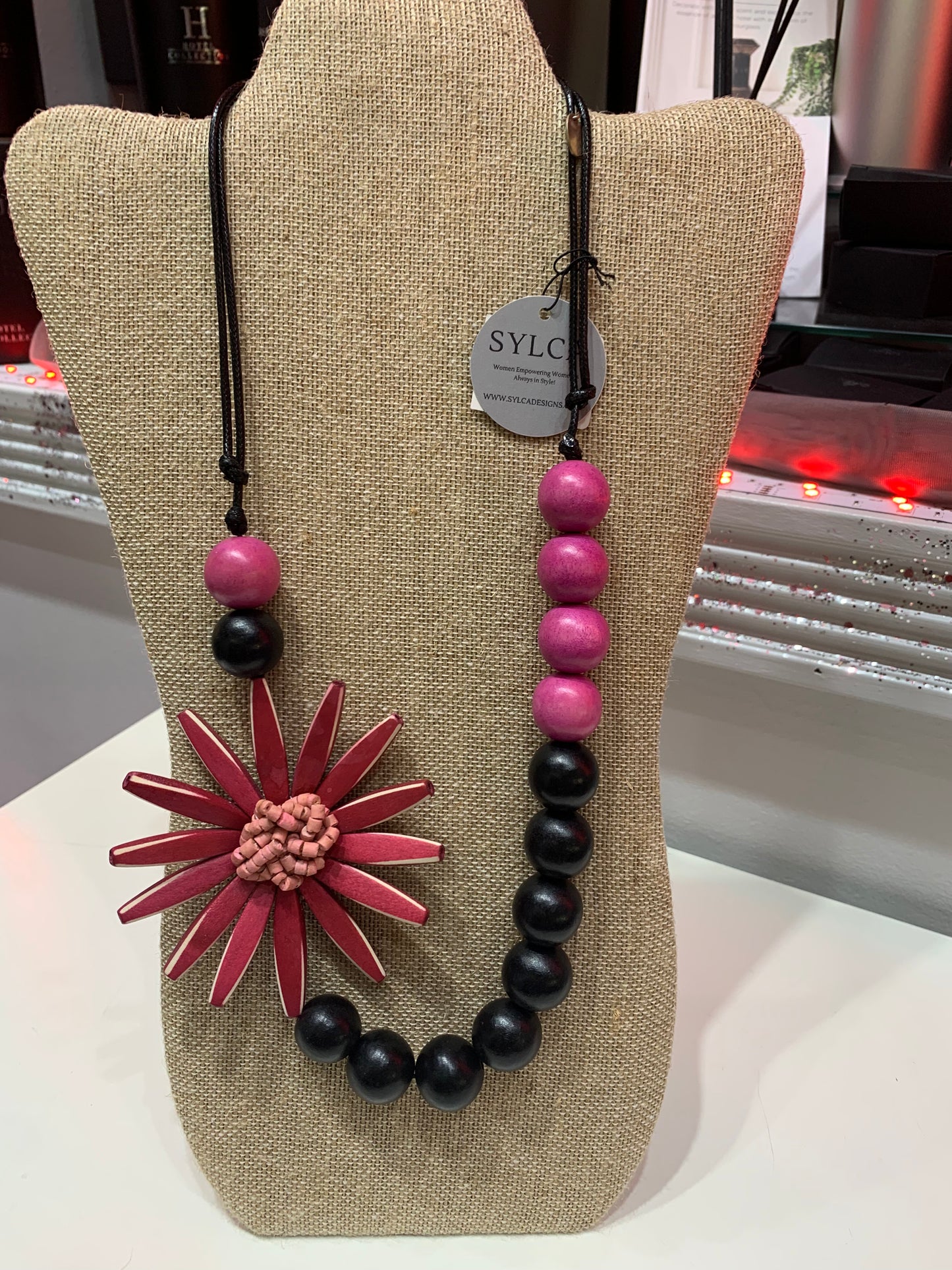 CHUNKY FLOWER STATEMENT NECKLACE